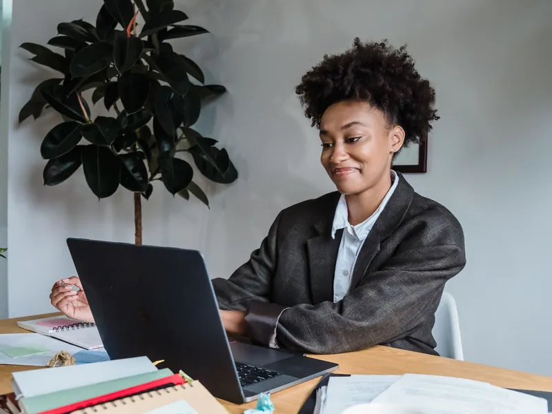 A Rapido Refunds tax preparer working at her desk