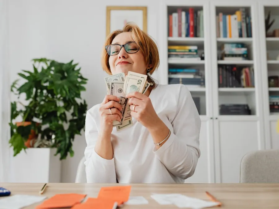 A Rapido Refunds client holding the cash she earned from referrals
