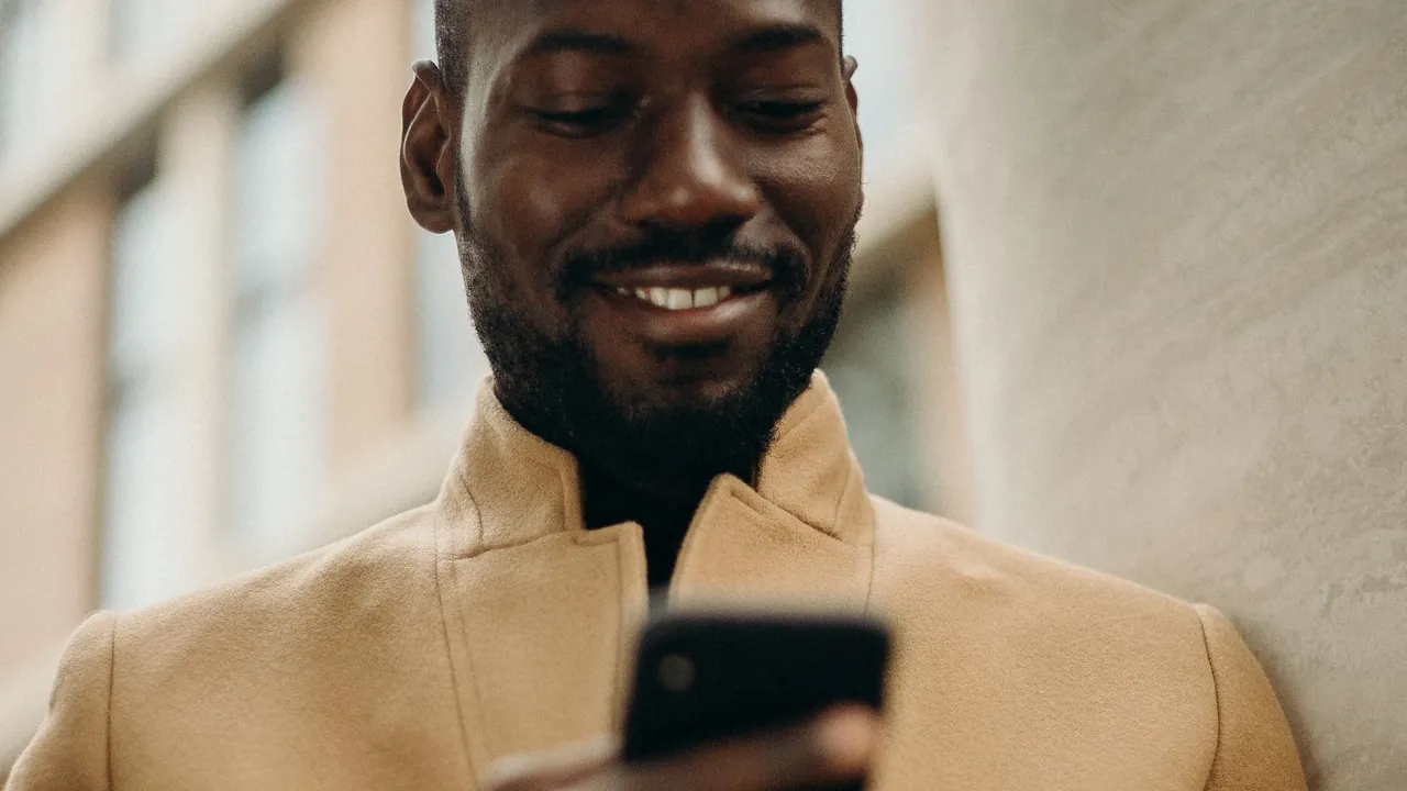 A man reading a Rapido Refunds tax tip on his phone over coffee