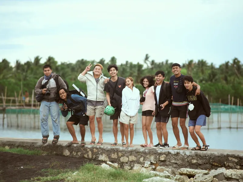 A group of friends outdoors, the kind of network our referrers bring to Rapido Refunds