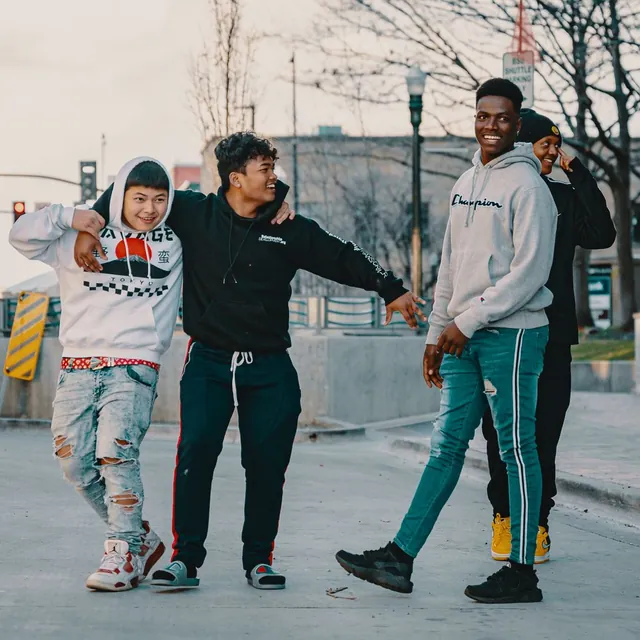 Young neighbors on a New York street, the community Rapido Refunds files for