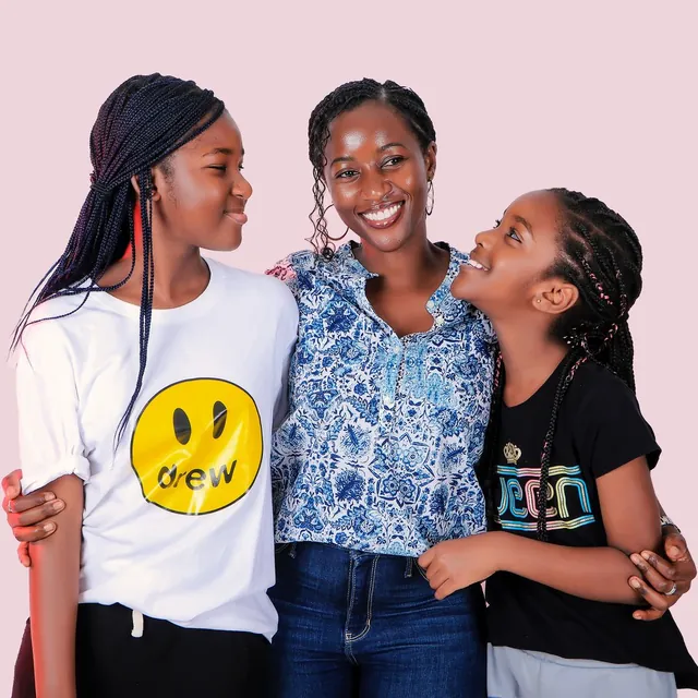 A mother and her two daughters who file their taxes with Rapido Refunds